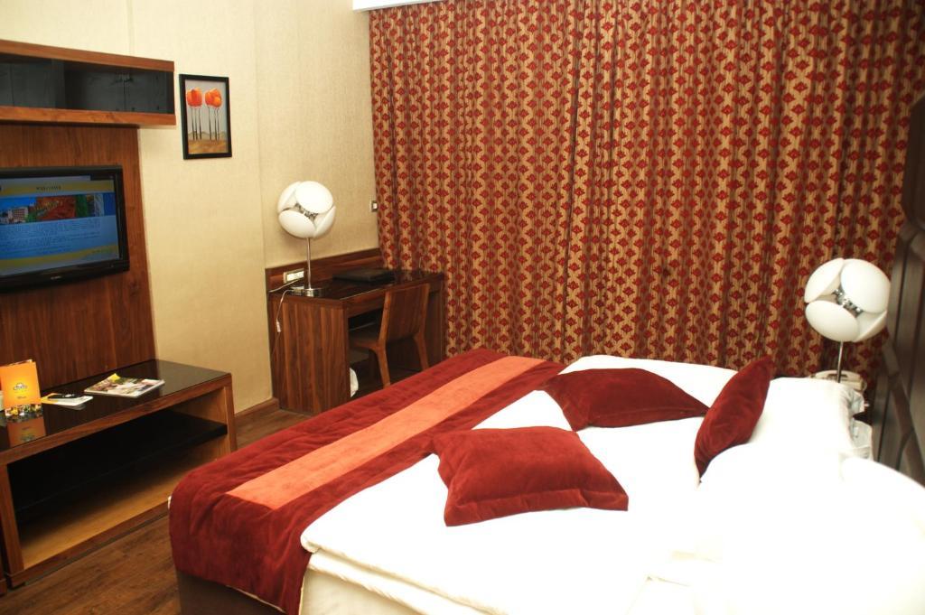 Day & Suites,