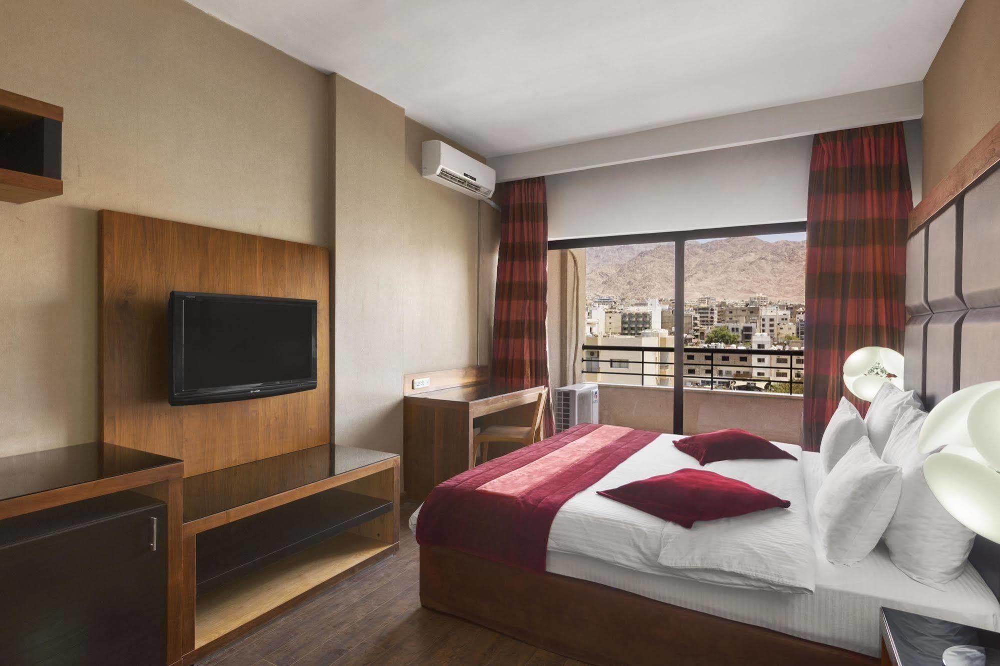 Day & Suites, עקבה