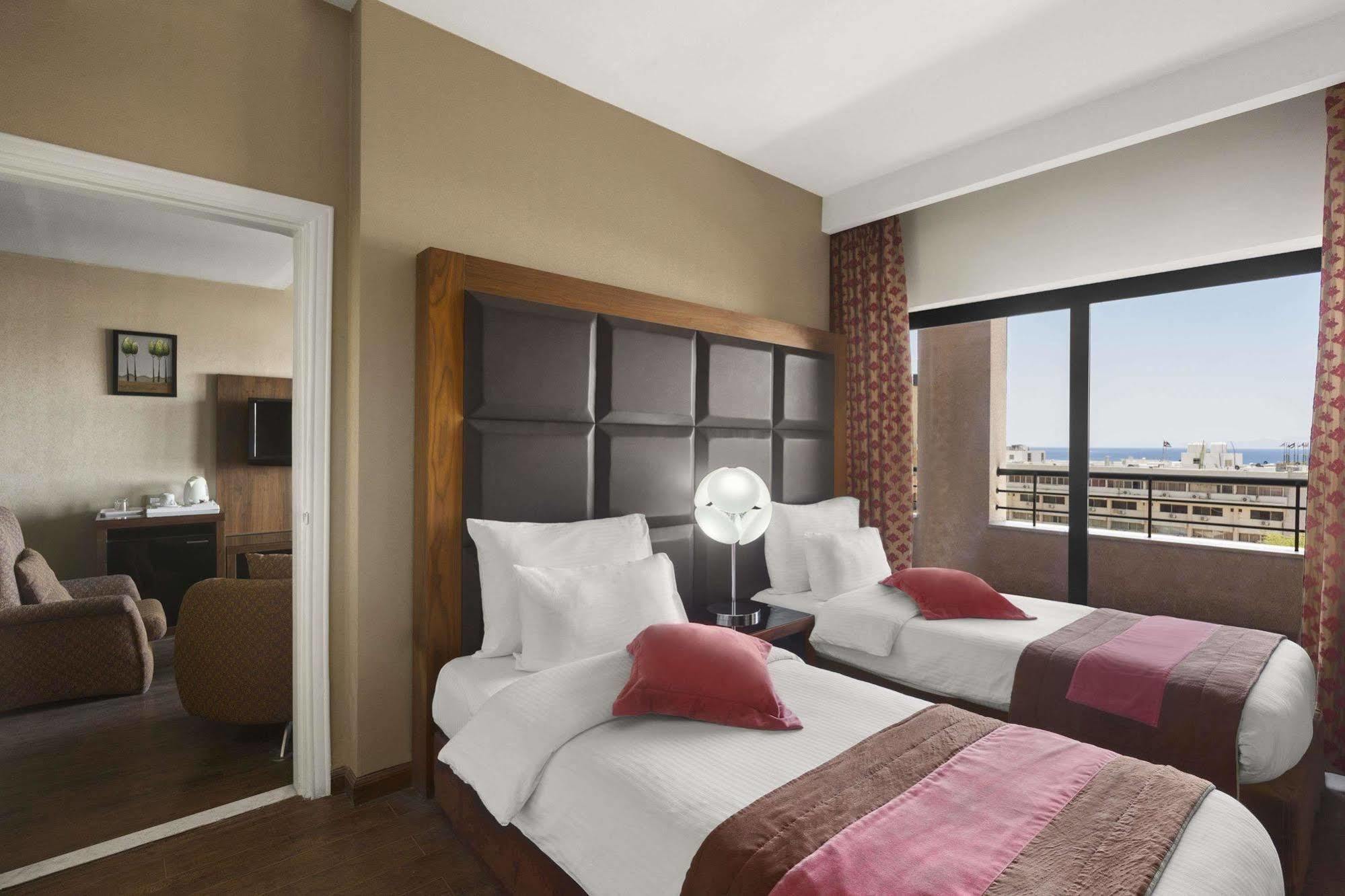 Day & Suites, עקבה