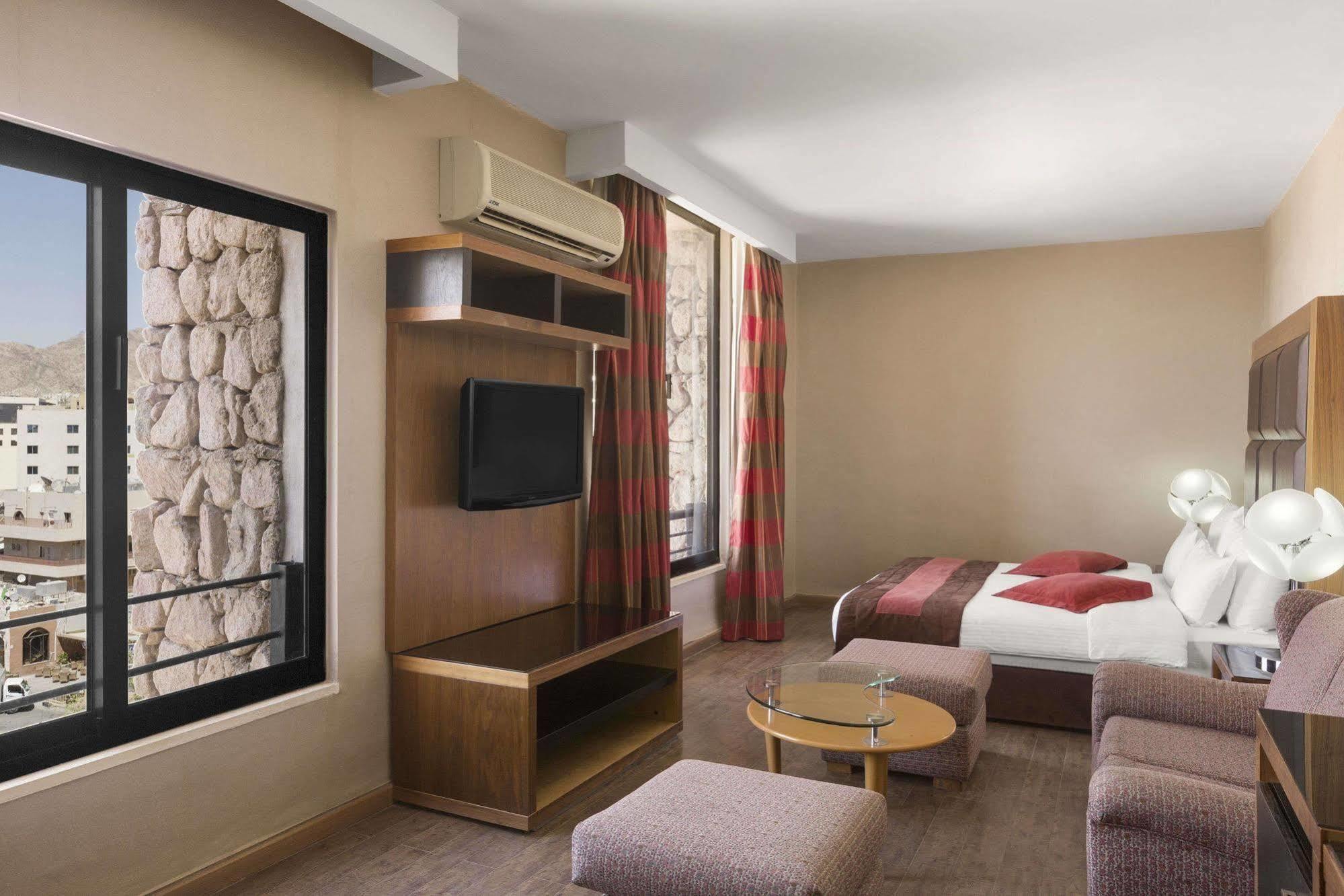 Day & Suites,