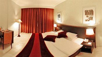 Day & Suites,