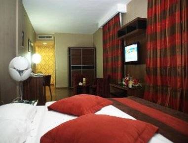 Hotel Day & Suites,