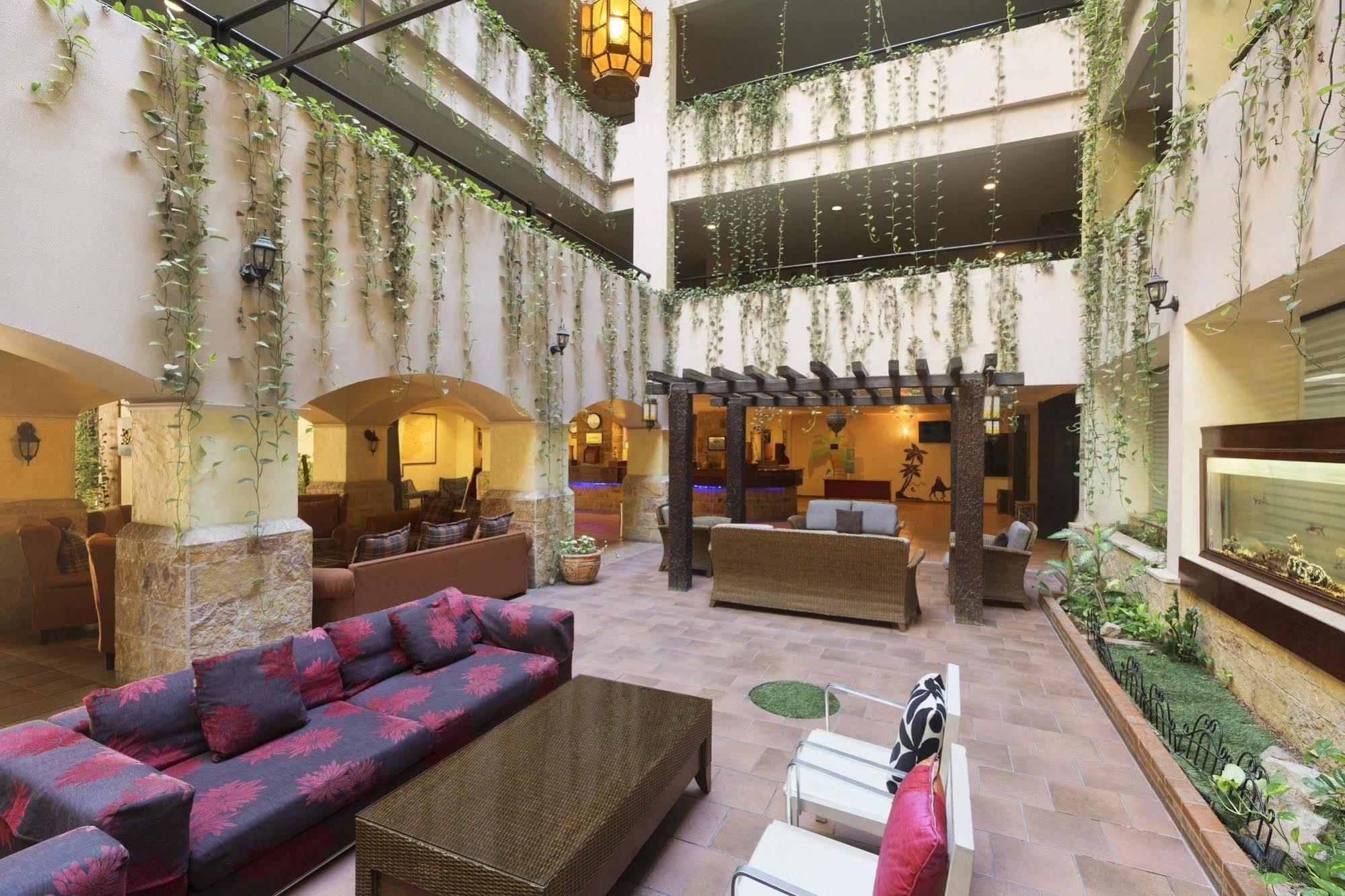 Hotel Day & Suites,