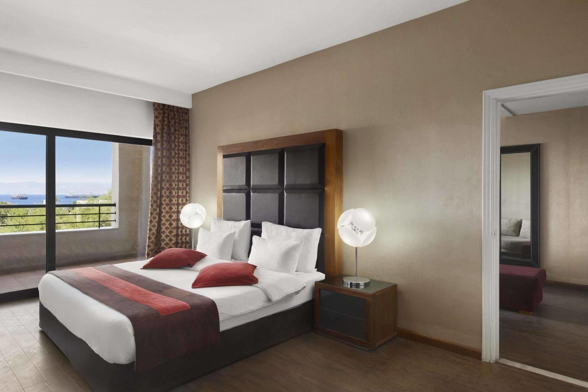 Day & Suites, 4*