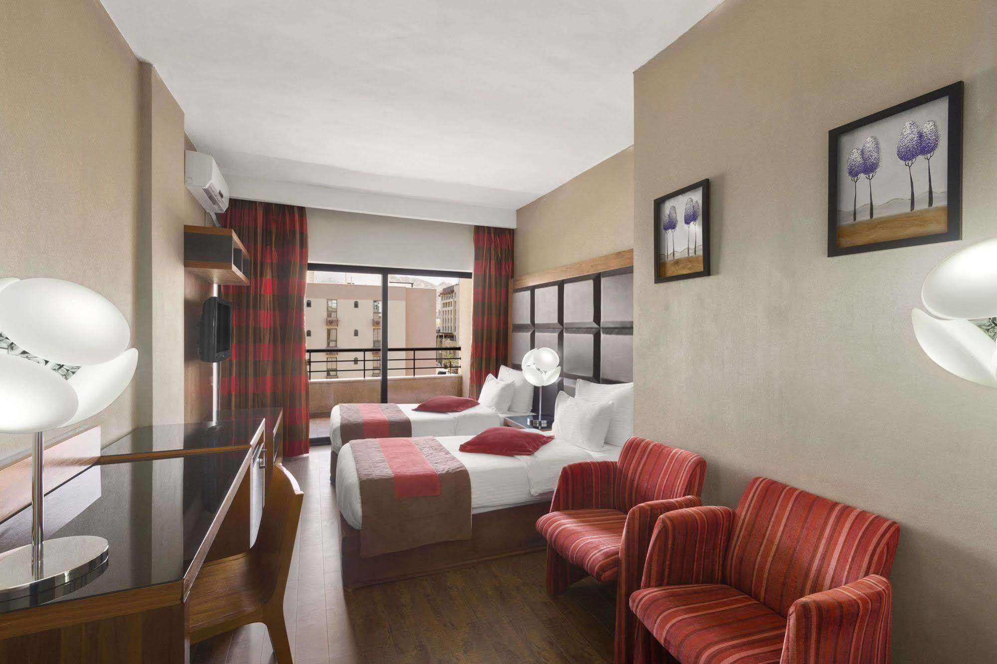 Day & Suites, 4*